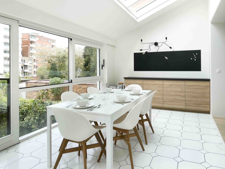 Fully-furnished kitchen for a shared space in Brussels with young expats to share a meal or diner together