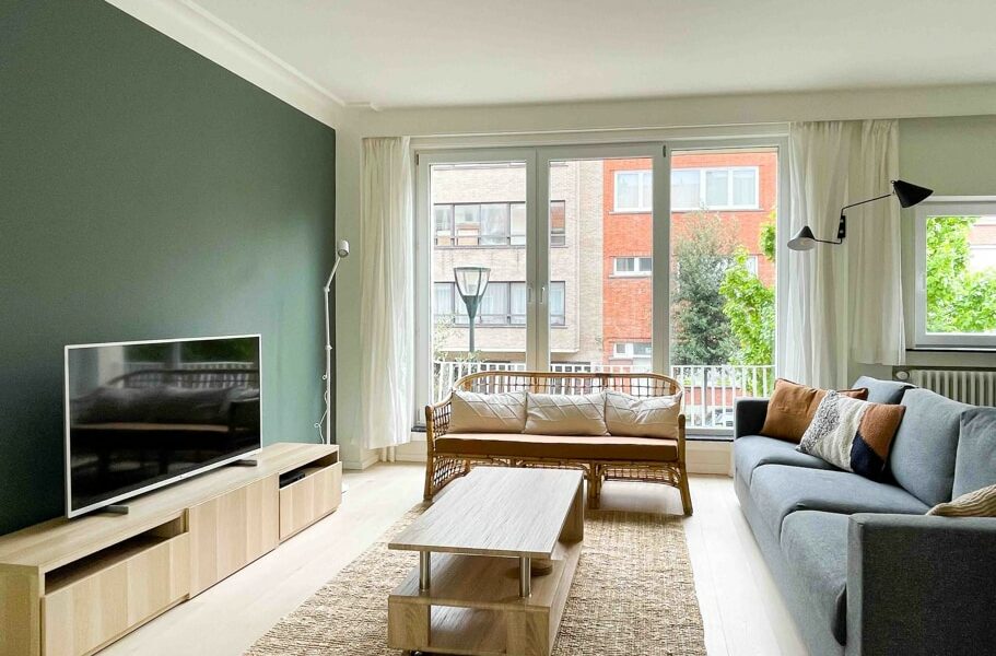 Stylish living room decorated by a Belgian interior design and architect with TV and high speed inernet wifi in a shared house for young expats in Brussels