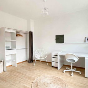 Spacious bedroom in a shared house with young international workers in the heart of Brussels