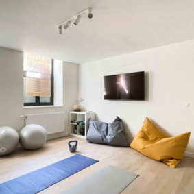 Large equipped gym room with TV to share with housemates in a renovated home in a trendy Brussels neighborhood