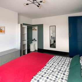 Bedroom to rent close to tram stop Berkendael with mirror, wardrobe and desk