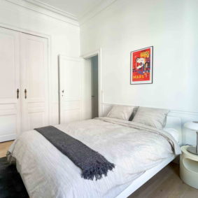 Spacious bedroom decorated with style in a well-located international house to share in Brussels