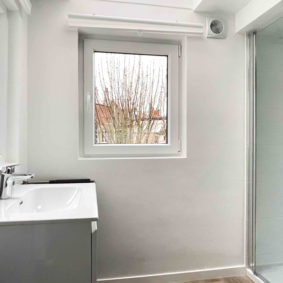 Private bathroom in a well decorated room for young expats