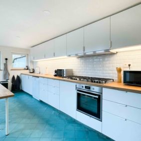 Fully equipped kitchen in a beautiful coliving in the trendy area of Flagey