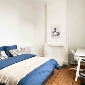 Lovely bedroom with a desk and a large bed in a shared house near the EU quarter