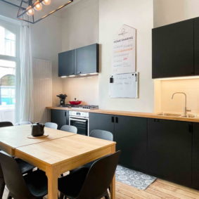 Fully equipped kitchen with oven and microwave in a shared house in Brussels