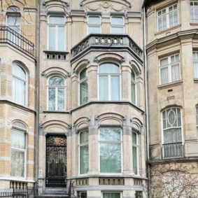 Beautiful and fully renovated house with 10 spacious rooms with private bathrooms