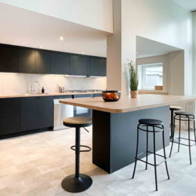 Modern and fully equipped kitchen in a spacious coliving near the EU quarter