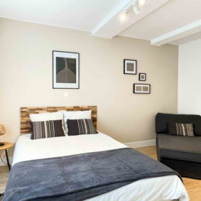 Cosy bedroom with ensuite shower in a beautiful shared house with a nice modern decoration