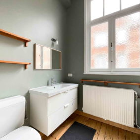 Fully renovated shared bathroom in a lovely shared house for young expats