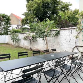 Large garden with barbecue in friendly coliving