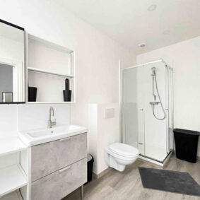 Modern bathroom in ShareHomeBrussels coliving in Saint-Josse