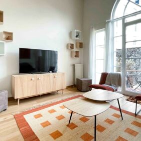 Warm cosy living room in Saint-Catherine-located coliving by ShareHomeBrussels