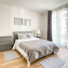 Grey styled bedroom in ShareHomeBrussels coliving near Saint-Catherine
