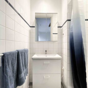 Tiled bathroom in ShareHomeBrussels coliving close to Saint-Catherine