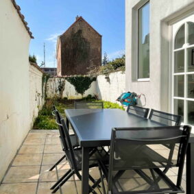 A tranquil garden in ShareHomeBrussels cohousing near Plasky