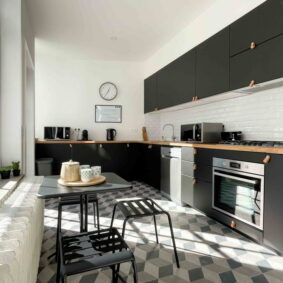 Contemporary and fully-equipped shared kitchen in the ShareHomeBrussels cohousing close to Plasky