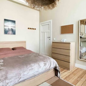 Warm coloured bedroom at ShareHomeBrussels cohousing near Plasky