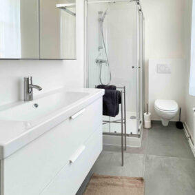 All-white bathroom at ShareHomeBrussels cohousing near Plasky