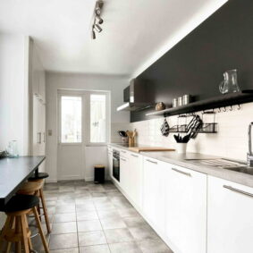 Fully equipped communal kitchen in coliving place close to Leopold Park