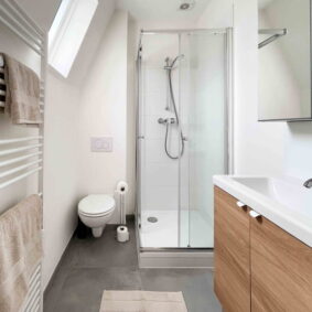 One of the bathrooms in ShareHomeBrussels coliving with access to E41